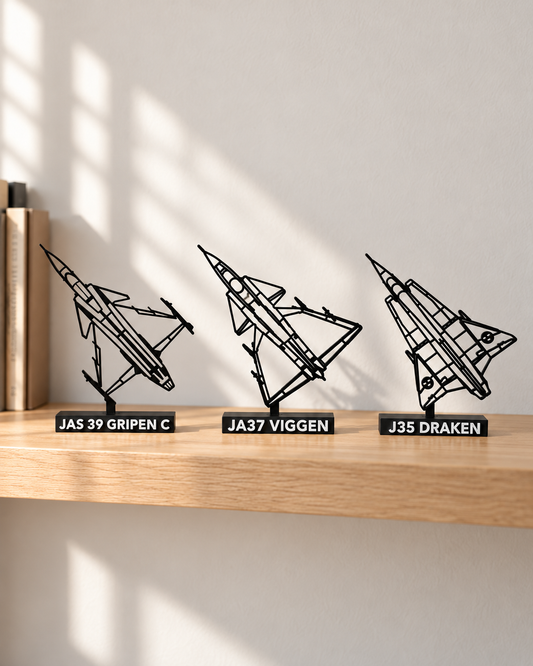 JAS 39 Gripen C, JA37 Viggen och J35 Draken tillsammans på en ljus trähylla – paket med tre 3D-printade flygplansmodeller