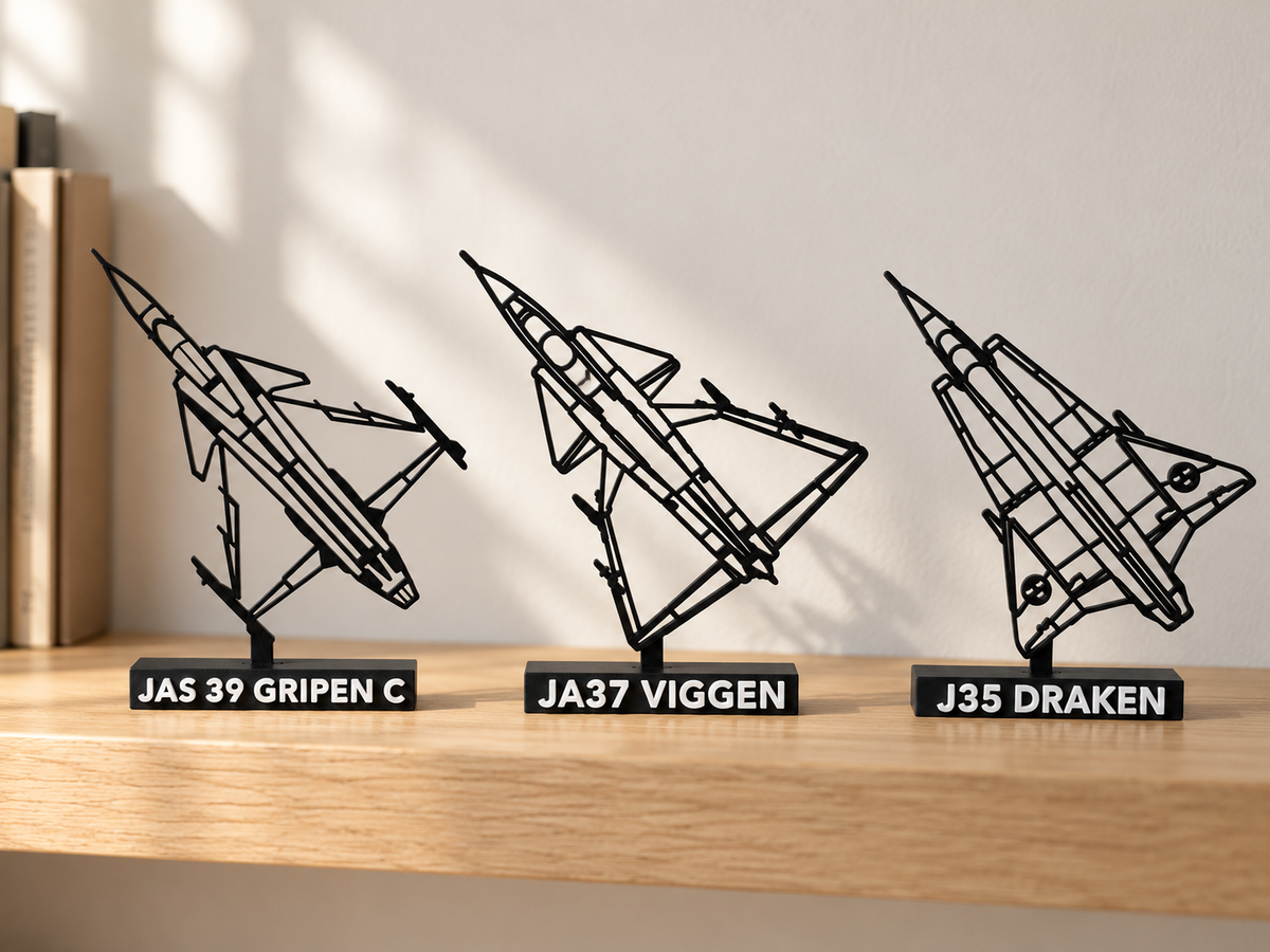 JAS 39 Gripen C, JA37 Viggen och J35 Draken – aktuella modeller på en ljus trähylla