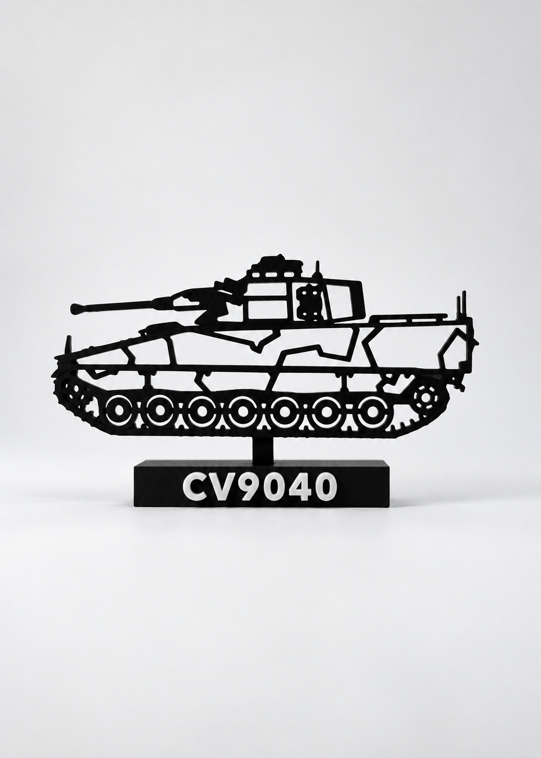 CV9040 – aktuell svart 3D-printad silhuettmodell på märkt sockel, ingår i Swedish Tank Pack
