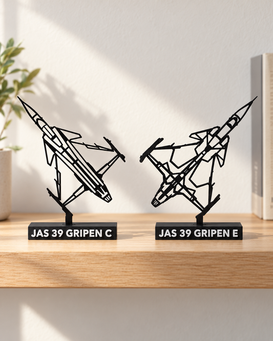 JAS 39 Gripen C och Gripen E tillsammans på en ljus trähylla – Gripen Duo Pack
