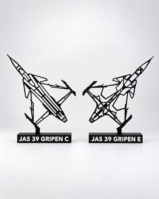 JAS 39 Gripen C och Gripen E – två uppdaterade svarta 3D-printade flygplansmodeller på märkta socklar mot ljus studiobakgrund