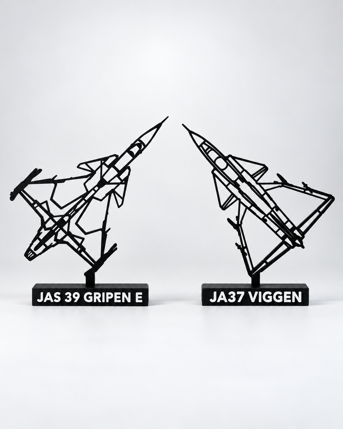 Gripen E och JA37 Viggen – två svarta 3D-printade flygplansmodeller på märkta socklar mot ljus studiobakgrund