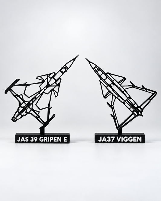 Gripen E och JA37 Viggen – två svarta 3D-printade flygplansmodeller på märkta socklar mot ljus studiobakgrund