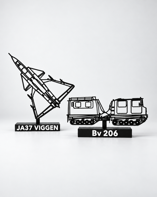 KHP Svenska klassiker #3 – JA37 Viggen och Bandvagn 206 på ljus studiobakgrund