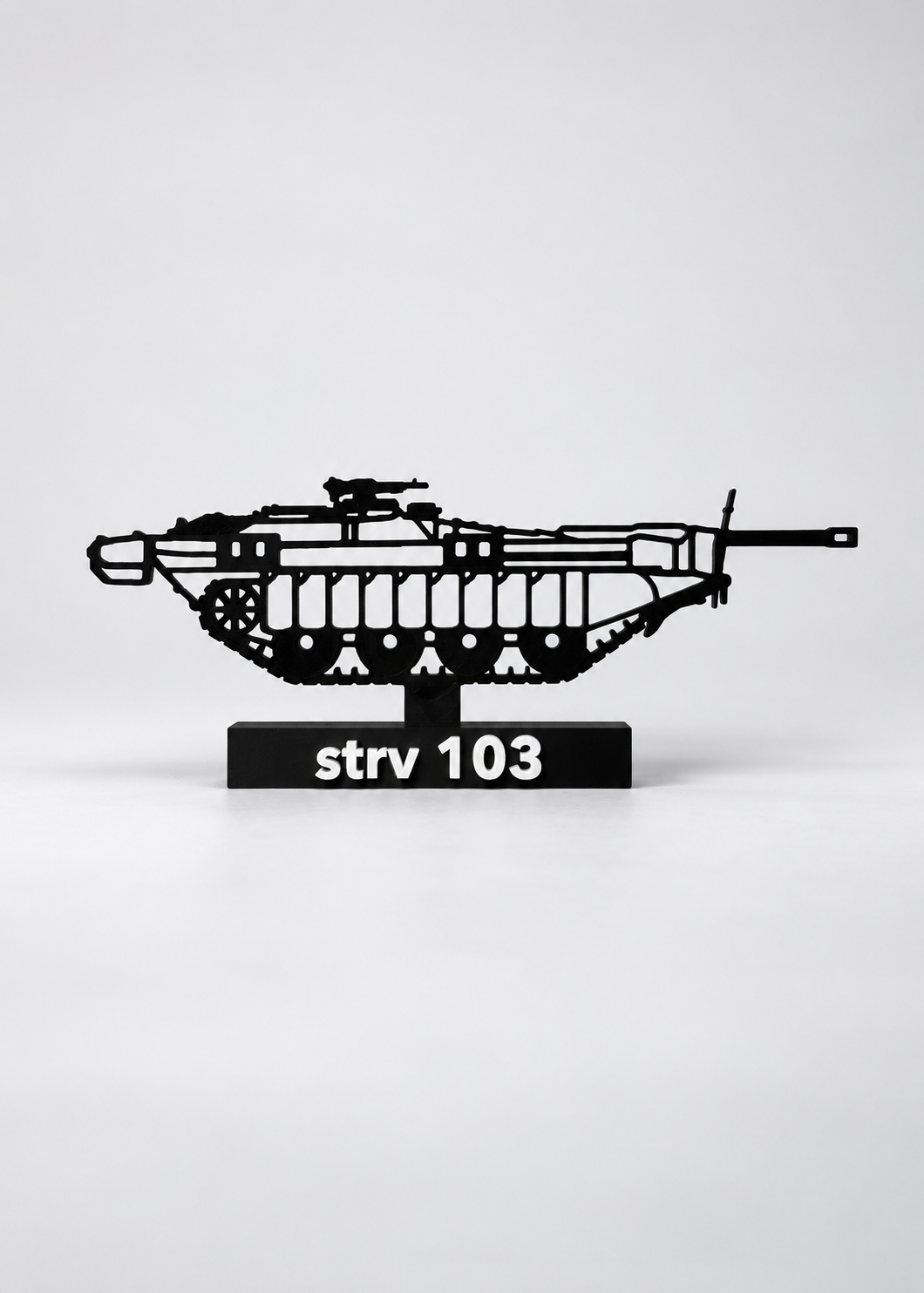 Strv 103 Tank Model – aktuell svart 3D-printad silhuettmodell på märkt sockel, ingår i Swedish Tank Pack