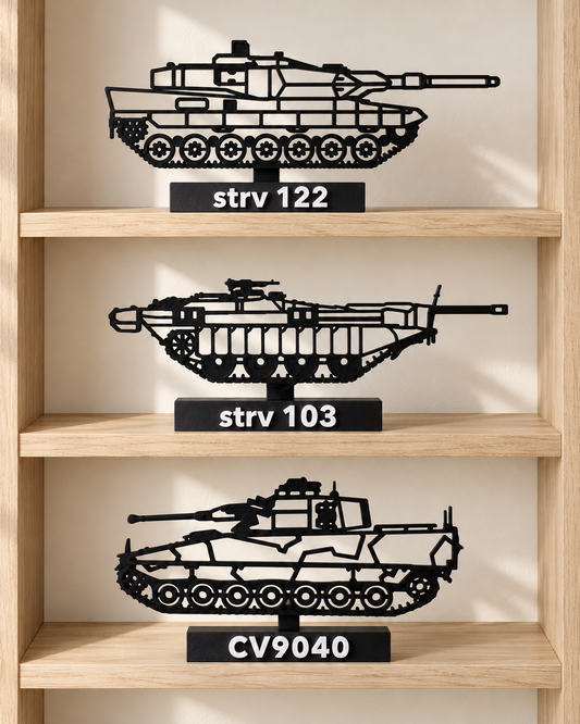Strv 122, Strv 103 och CV9040 på tre trähyllor – Swedish Tank Pack med uppdaterade modeller