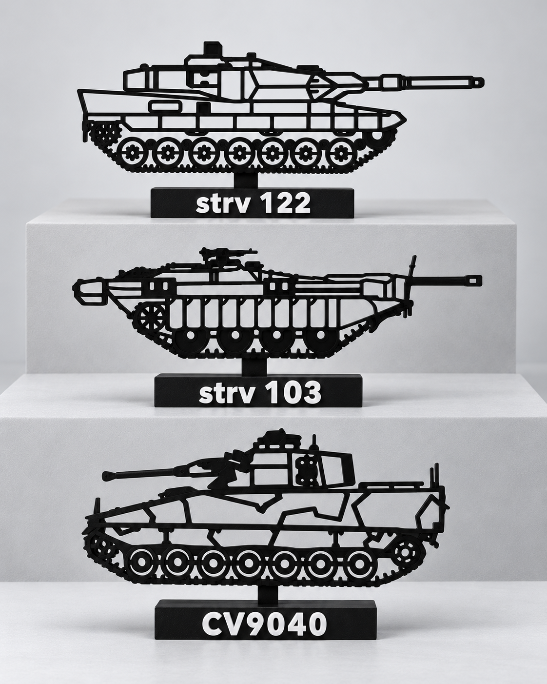 Strv 122, Strv 103 och CV9040 – tre svarta 3D-printade silhuettmodeller med vita modellnamn, arrangerade i tre nivåer
