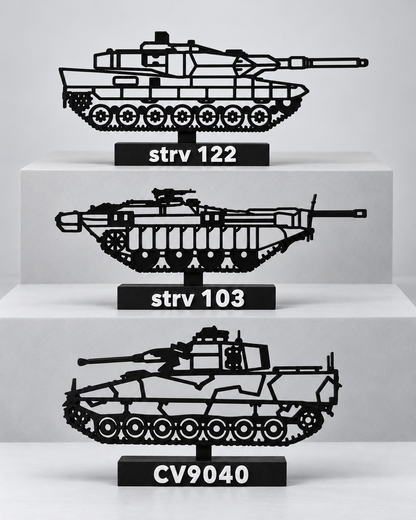 Strv 122, Strv 103 och CV9040 – tre svarta 3D-printade silhuettmodeller med vita modellnamn, arrangerade i tre nivåer