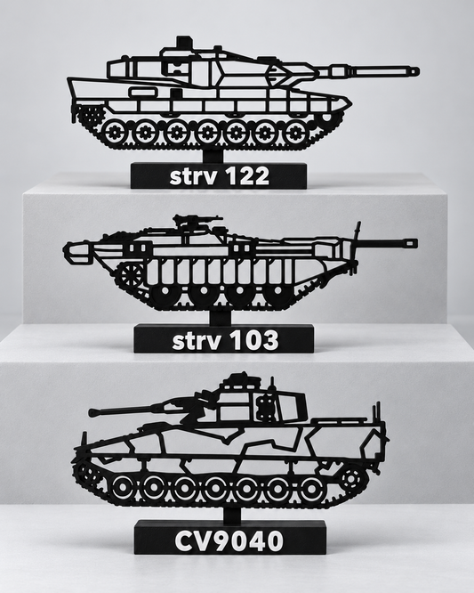 Strv 122, Strv 103 och CV9040 – tre svarta 3D-printade silhuettmodeller med vita modellnamn, arrangerade i tre nivåer